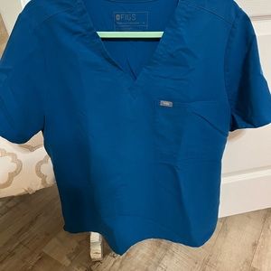 Figs Catarina one pocket scrub top in Alps Blue. Xl